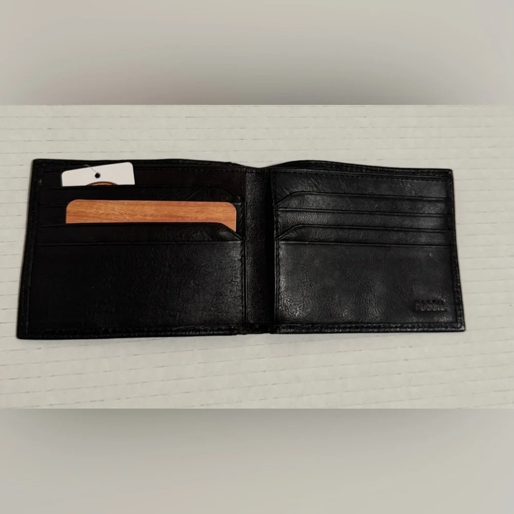 FOSSIL men’s black leather wallet nwt